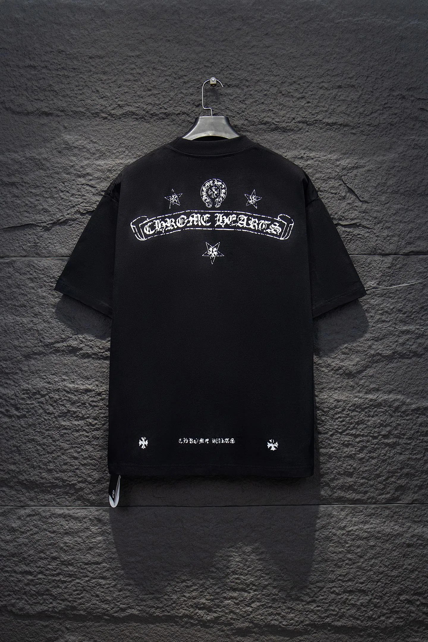 🅿️180 Style No.: 7256# Chrome hearts• 25ss ⚠YB custom-woven and custom-dyed fabrics, colors, prints, styles, accessories, hardware. The fabric is woven by imported machines. The uniqueness of the cloth texture creates a perfect garment effect. The fabric is made of 260-gram clean cloth with 320-gram 1*1 ribs. 4-color environmentally friendly custom-dyed fabrics, threads in the same cylinder, no color difference.  Gradient graffiti on garments, hand-made graffiti technology on garments, the details of the collar, pockets, cuffs, and front and rear threads are clearly visible. The printing uses Japanese BROTHER white ink digital direct-injection garment printing. This model is a global limited edition. In order to present a product like a work of art, after a long period of repeated determination of details, a very high-standard garment is presented. The front chest is made of direct-injection printing environmentally friendly glue material, using a mechanized printing process. Mechanical printing has high precision, the positioning accuracy can reach ±0.02mm, and the quality is stable.  The body of the garment is processed with hand-nailed hardware elements, which greatly increases the interest of the garment and creates a unique visual effect. The special washing effect creates a unique aged effect.  Croix Heart Short Sleeve must be the first short-sleeved piece in spring and summer that blurs the boundaries of unisex style. It has a classic dropped shoulder oversize version and a loose and casual upper body.  Color: Black White Size: S M L XL